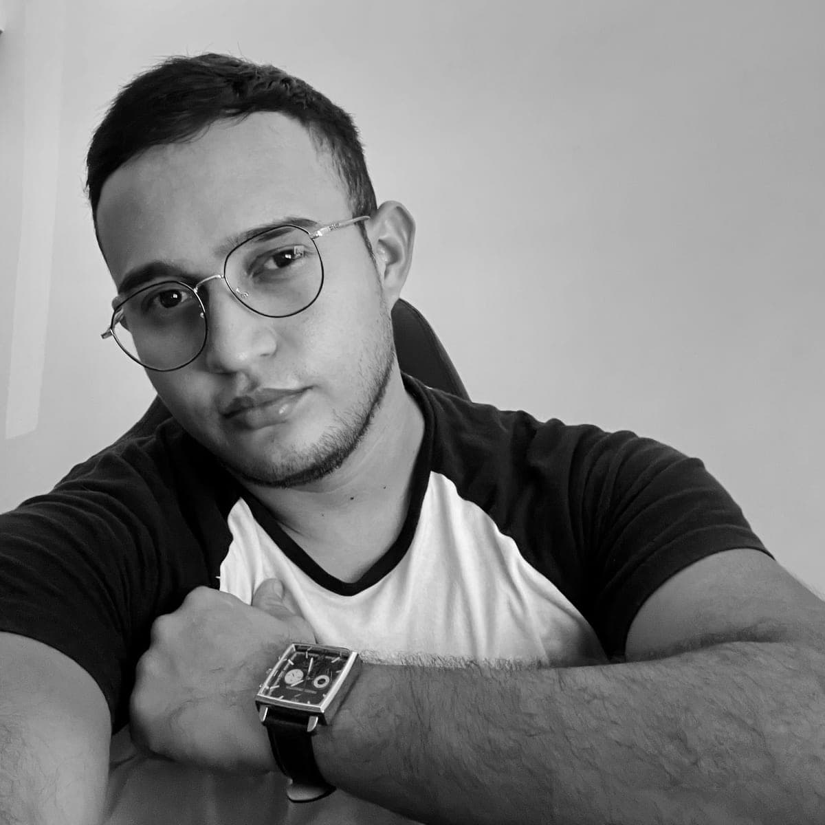 Retrato en blanco y negro de Luis Felipe Arias